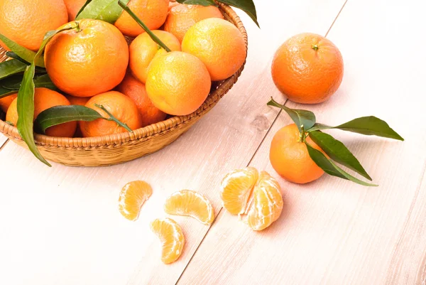 Tangeriner i korg — Stockfoto