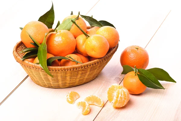 Tangeriner i korg — Stockfoto
