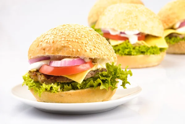 Hamburgery izolowane — Zdjęcie stockowe