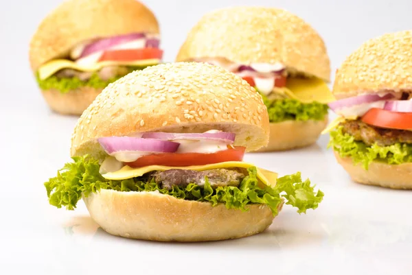 Hamburgery izolowane — Zdjęcie stockowe