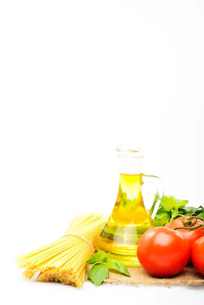 Espaguetis con tomates, aceite de oliva y albahaca —  Fotos de Stock