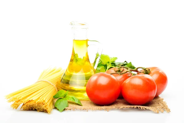 Spaghetti mit Tomaten, Olivenöl und Basilikum — Stockfoto