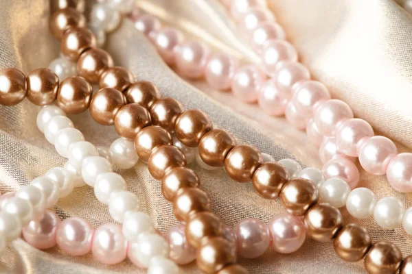 Perler på silke – stockfoto