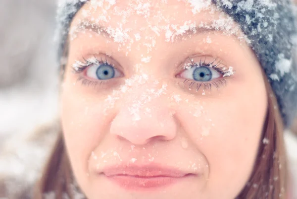 Dívčí tvář ve sněhu — Stock fotografie