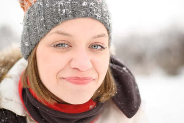 Cara de niña en la nieve — Foto de Stock