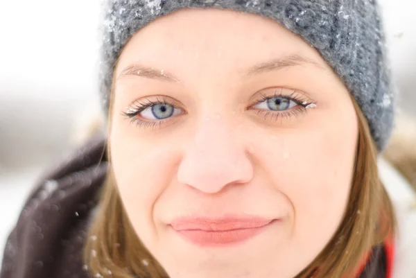 雪の中の少女の顔 — ストック写真