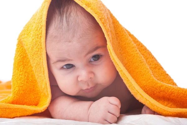 Μωρό κάτω από την πετσέτα — Φωτογραφία Αρχείου