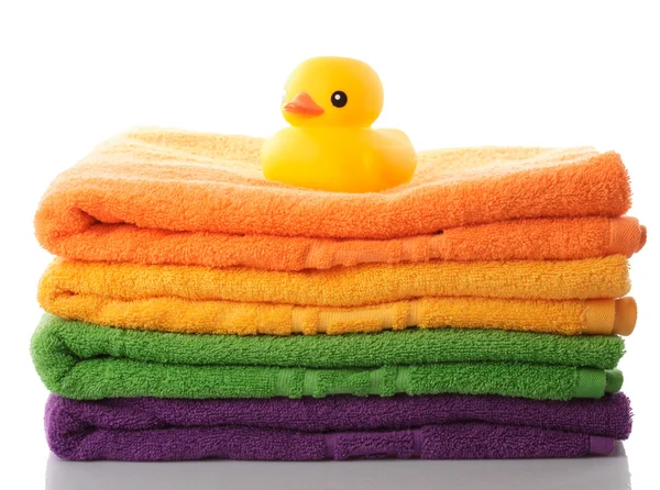 Pilha toalhas e pato de borracha — Fotografia de Stock