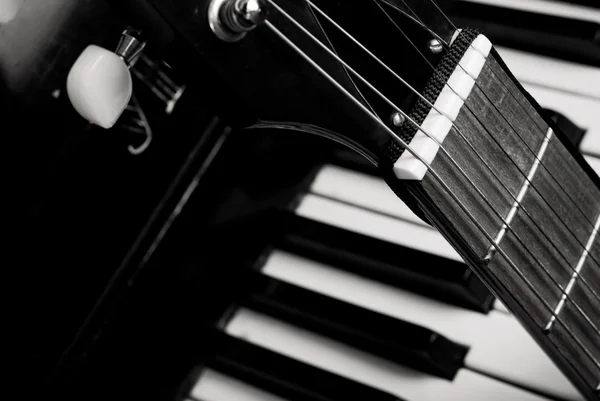 Gitar ve piyano — Stok fotoğraf