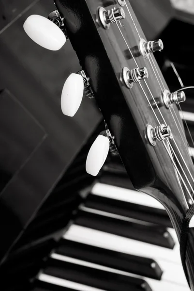 Guitarra e piano — Fotografia de Stock
