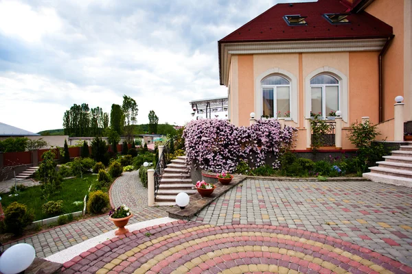 stock image Beautiful house yard