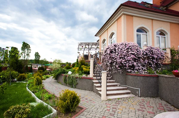 Stock image Beautiful house yard