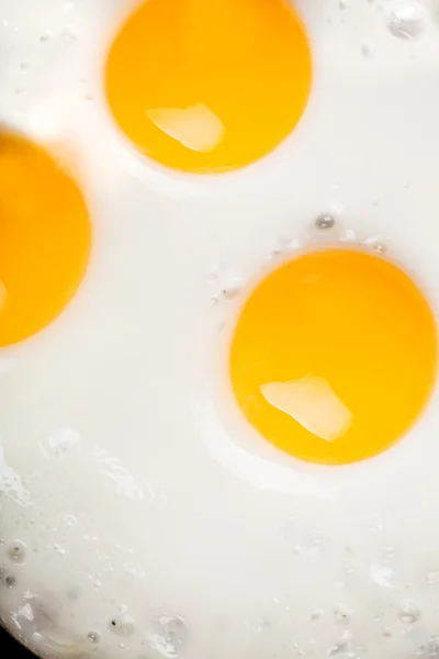 Смажене яйце в сковороді — стокове фото