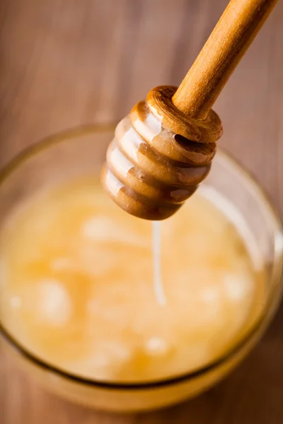 꿀 물이 뚝뚝 떨어지는 — 스톡 사진