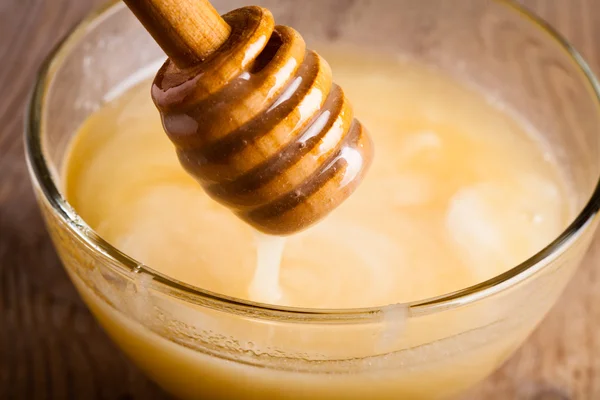 Gotejamento de mel — Fotografia de Stock