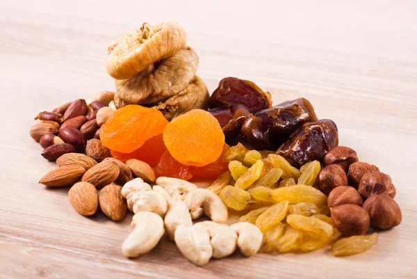 Sušené ovoce a ořechy — Stock fotografie