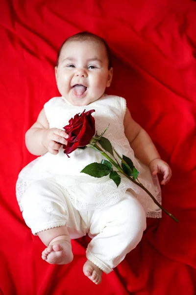 Милая девушка с красной розой — стоковое фото