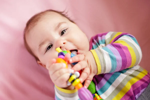 婴儿正在啃咬着玩具 — 图库照片