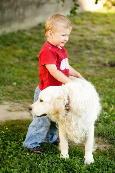 Chłopiec z zewnątrz pies myśliwski — Zdjęcie stockowe