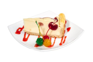 bir dilim beyaz zemin üzerine vişneli cheesecake closeup