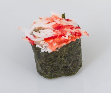 Sushi kani met sauced segmenten van krab shrimsuşi kani soslu Yengeç shrim dilim