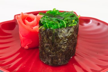Japon taze maki sushi ile yeşil yosun chuka