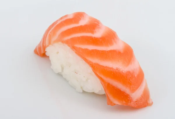 Tournage studio de sushi japonais vaki au saumon sur fond blanc — Photo