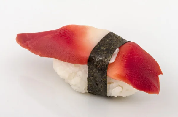 Hokkigai серед молюсків суші на білому тлі — стокове фото