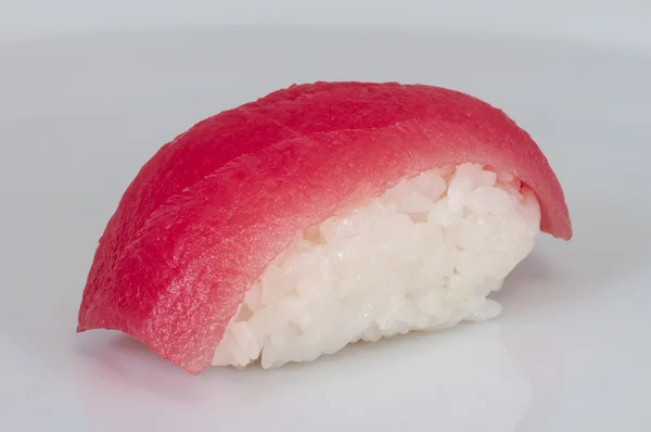 Encerramento de um sushi de atum — Fotografia de Stock