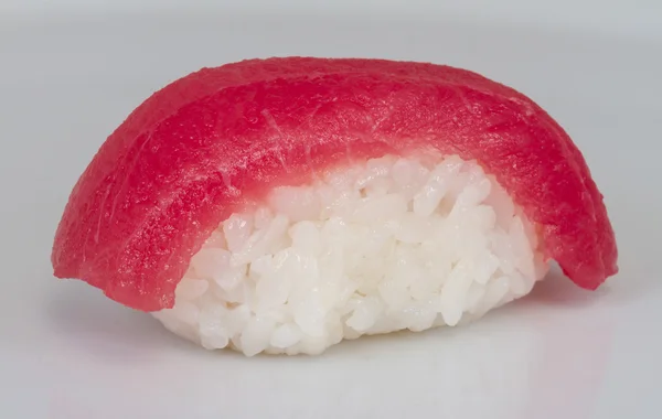 Gros plan d'un sushi au thon — Photo