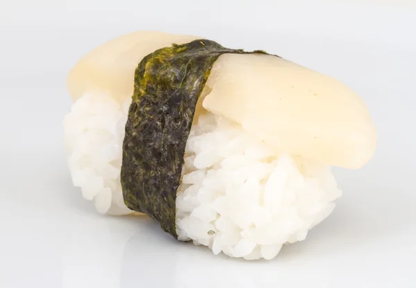 帆立貝の白い背景で隔離のスライスと保立寿司 — ストック写真