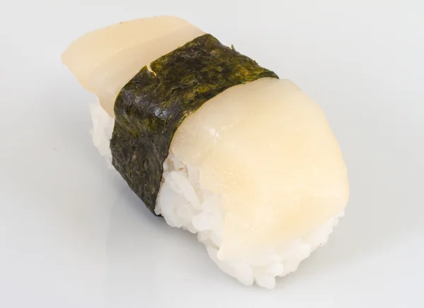 Sushi chaud avec tranche de pétoncle isolé sur fond blanc — Photo