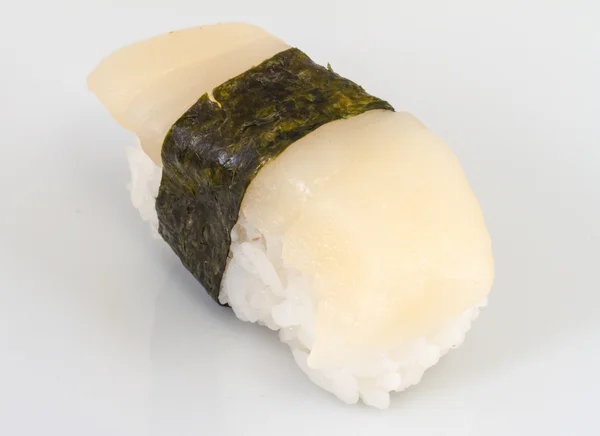 Sushi hotate con fetta di capesante isolata su sfondo bianco — Foto Stock