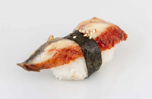 Des sushis à l'anguille. Isolé sur blanc . — Photo