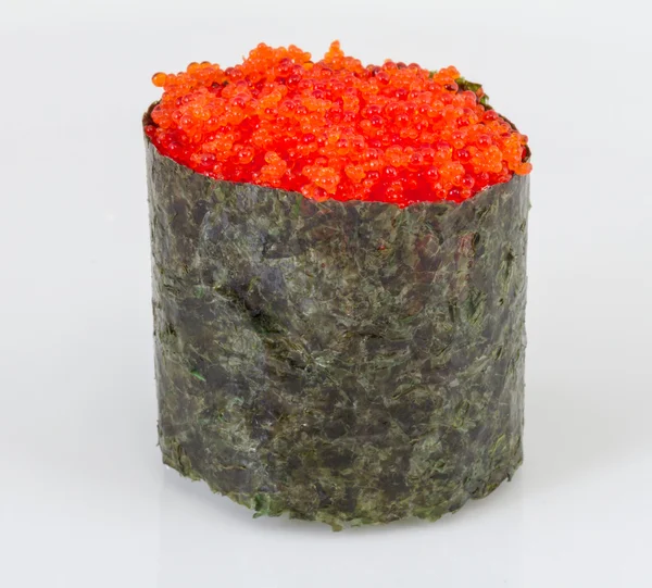Sushi com caviar de peixe modificado isolado sobre fundo branco — Fotografia de Stock