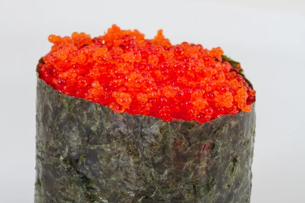 Sushi med fying fisk kaviar isolerade över vit bakgrund — Stockfoto