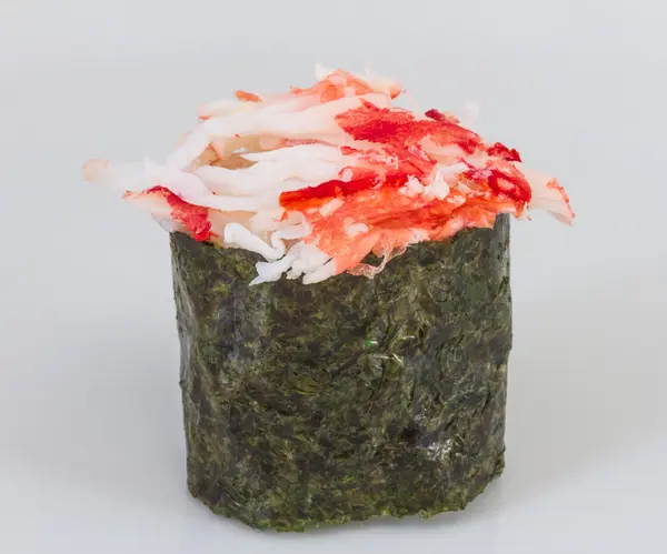 Sushi kani con rodajas salpicadas de camarones de cangrejo — Foto de Stock