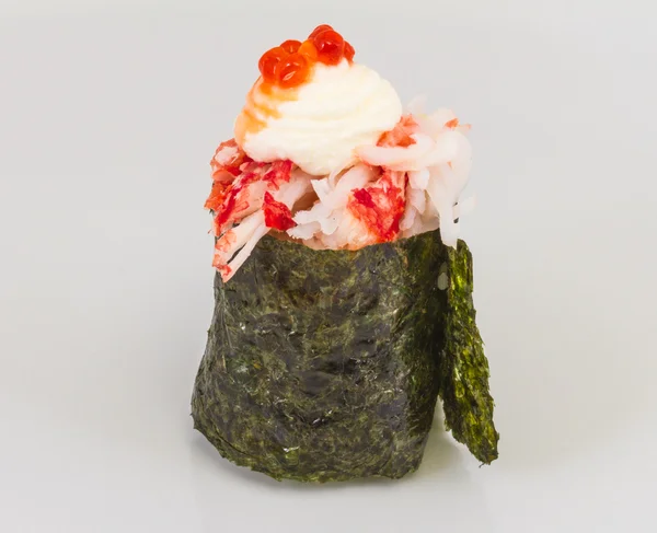 ΚΑΝΕΙ σούσι με sauced φέτες καβούρι γαρίδες που απομονώνονται σε λευκό β — Φωτογραφία Αρχείου