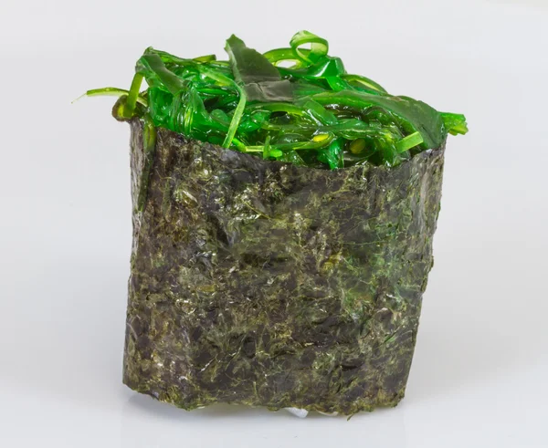 日本新鲜 maki 寿司与绿色海藻竹卡 — 图库照片