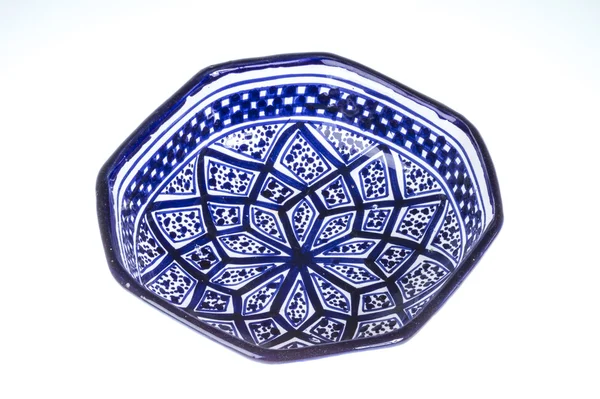 En bild av en fin blå keramik-tallrik — Stockfoto