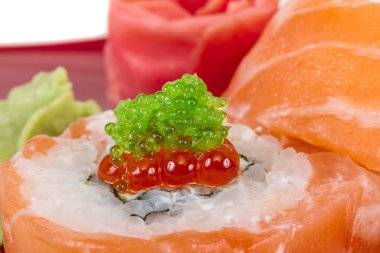 Japon suşi geleneksel Japon food.roll somon, yeniden yaptı.