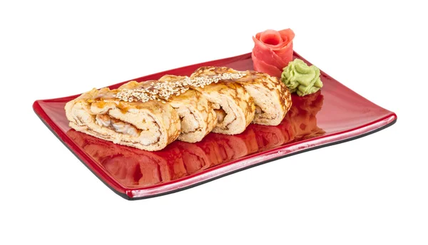 Omelet Maki Sushi - Rotolo di anguilla affumicata all'interno. Sopra con — Foto Stock