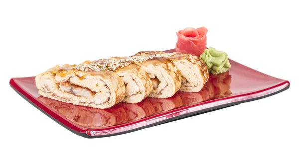 Omelet maki sushi - roll gemaakt van gerookte paling binnen. gegarneerd met — Stockfoto