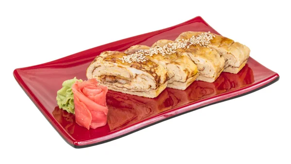 Omelet Maki Sushi - Rollo de anguila ahumada en el interior. Cubierto con —  Fotos de Stock