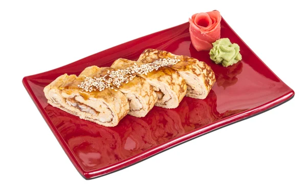 Omelet maki sushi - roll gemaakt van gerookte paling binnen. gegarneerd met — Stockfoto