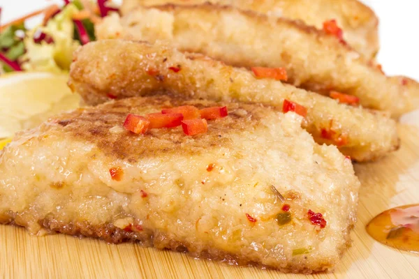 Filetti di pesce fritto con insalata . — Foto Stock