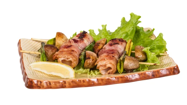 Pétoncles grillés enveloppés de bacon aux champignons et au bacon — Photo