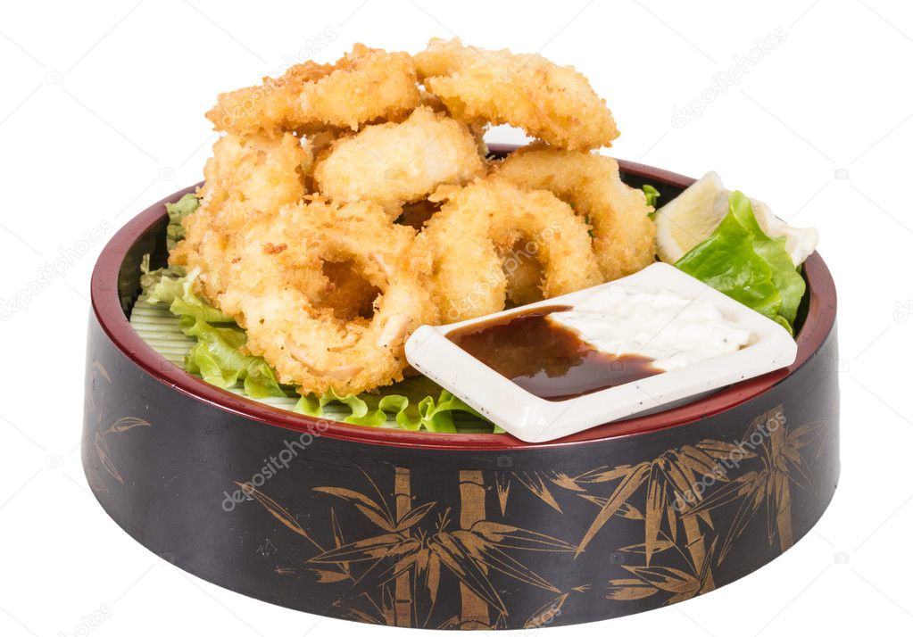 Deep batter fried squid rings calamari with green salad — Stock Photo