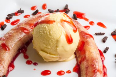 vanilyalı dondurma ve karamel şurup ile muz pişirin