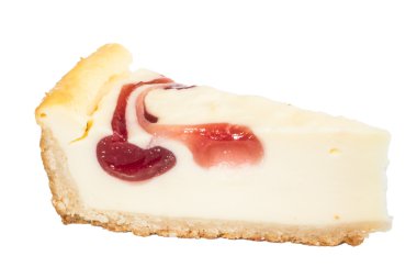 bir dilim beyaz zemin üzerine vişneli cheesecake closeup